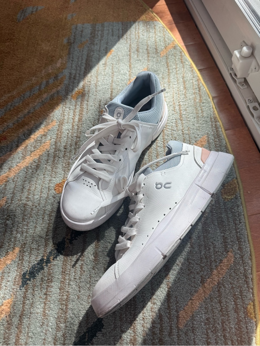 On The Roger Women’s Sneakers – White – Size 9.5